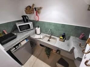 Geladeira, micro-ondas, cooktop, cafeteira/chaleira