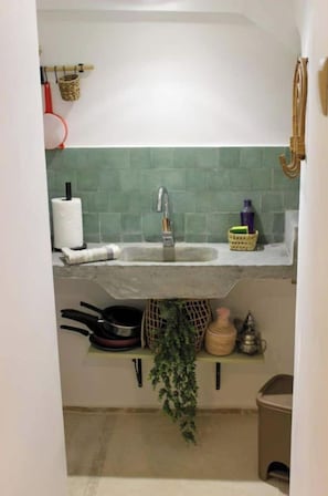 Chuveiro, secador de cabelo, toalhas de banho, sabonete
