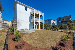 Exterior - Gone Coastal: A Paws-itively Perfect Beach Escape! (Surf City)