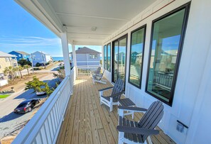 Property grounds - Gone Coastal: A Paws-itively Perfect Beach Escape! (Surf City)