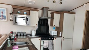 House | Private kitchen | Fridge, microwave, oven, stovetop - 149 Unity Beach 6 Berth Encl Garden no Pets (Burnham-on-Sea)