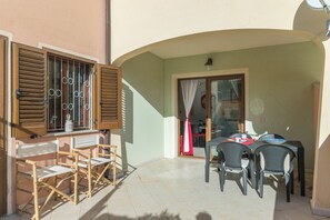 Outdoor dining - Bilocale Via Rossini Few Min From The Sea (Loiri Porto San Paolo)