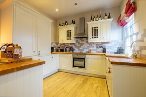 Fridge, microwave, oven, stovetop - Apartment 4 - The Kings -  a family break that sleeps 4 guests  in 2 bedrooms (York)