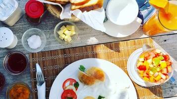 Café da manhã com pratos da culinária local grátis todos os dias