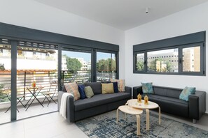 TV - MAMAD New Bright 2BR with Balcony near Beach by FeelHome (Tel Aviv - Jaffa)