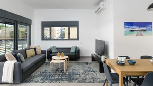 Living area - MAMAD 2BR Balcony by Beach & Market | FeelHome (Tel Aviv - Jaffa)