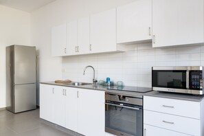 Fridge, microwave, oven, coffee/tea maker