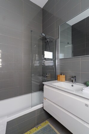 Baignoire, sèche-cheveux, serviettes fournies