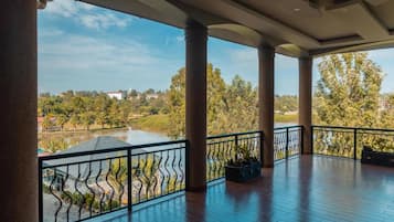 Vista frontal de la propiedad