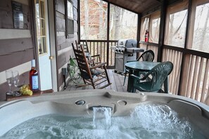 Outdoor dining - Cuddly Bear New Hot Tub Private Gas Grill Location (Pigeon Forge)