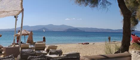 Chaises longues, serviettes de plage