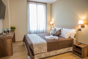 Minibar, in-room safe, desk, free WiFi - Santoro Country House (Castiglione di Sicilia)