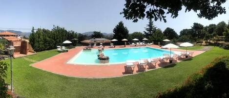 季節性室外泳池;泳池傘、躺椅