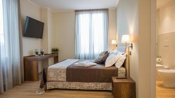 Een minibar, een kluis op de kamer, een bureau, gratis wifi