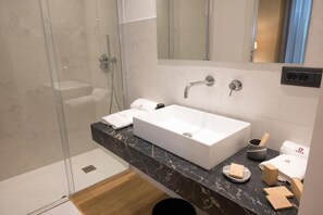 Shower, rainfall showerhead, hair dryer, towels - Santoro Country House (Castiglione di Sicilia)