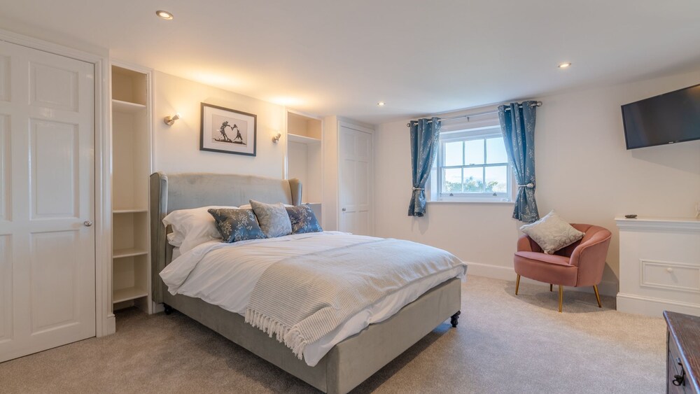 Leonard Stanley House, nr Stroud sleeps 18 guests in 9 bedrooms