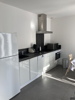 Fridge, microwave, oven, stovetop - VILLA T3 45 m2 MODERN IN QUIET AREA NEAR THE SEA (Torreilles)