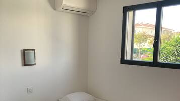 2 chambres, fer et planche Ă repasser