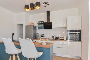 Kjøleskap, ovn, oppvaskmaskin og kaffetrakter/tekoker