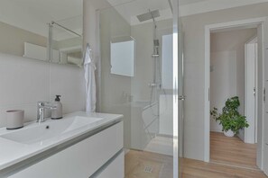 Shower, hair dryer, towels