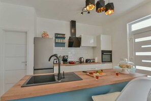 Een koelkast, een oven, een kookplaat, een vaatwasser