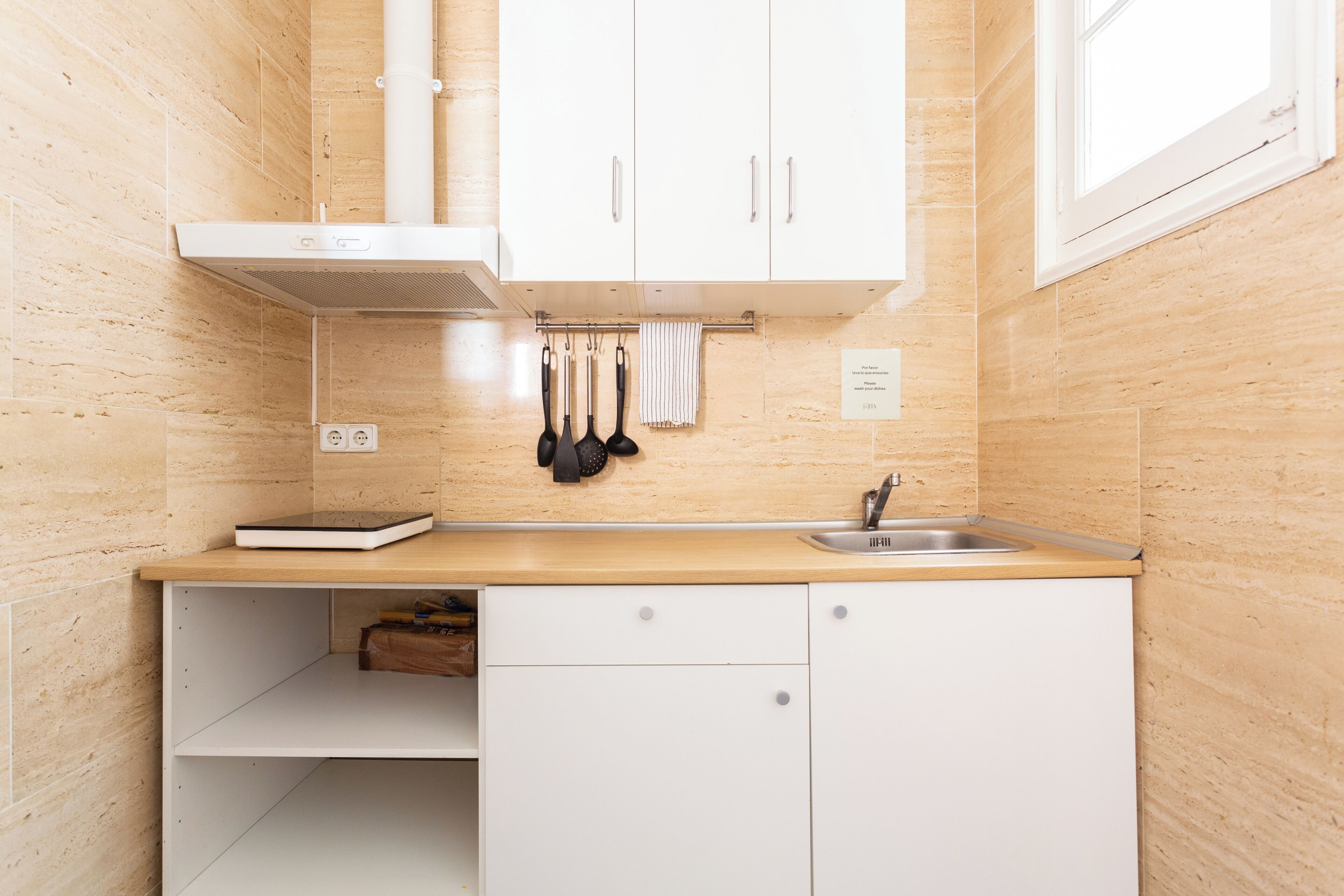 Een koelkast met diepvriezer, een microgolfoven, een oven