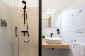 Gratis toiletartikelen, een haardroger, handdoeken