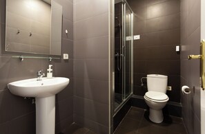 Iron/ironing board, free WiFi, bed sheets, wheelchair access - Casa Lolita Guesthouse (Barcelona)