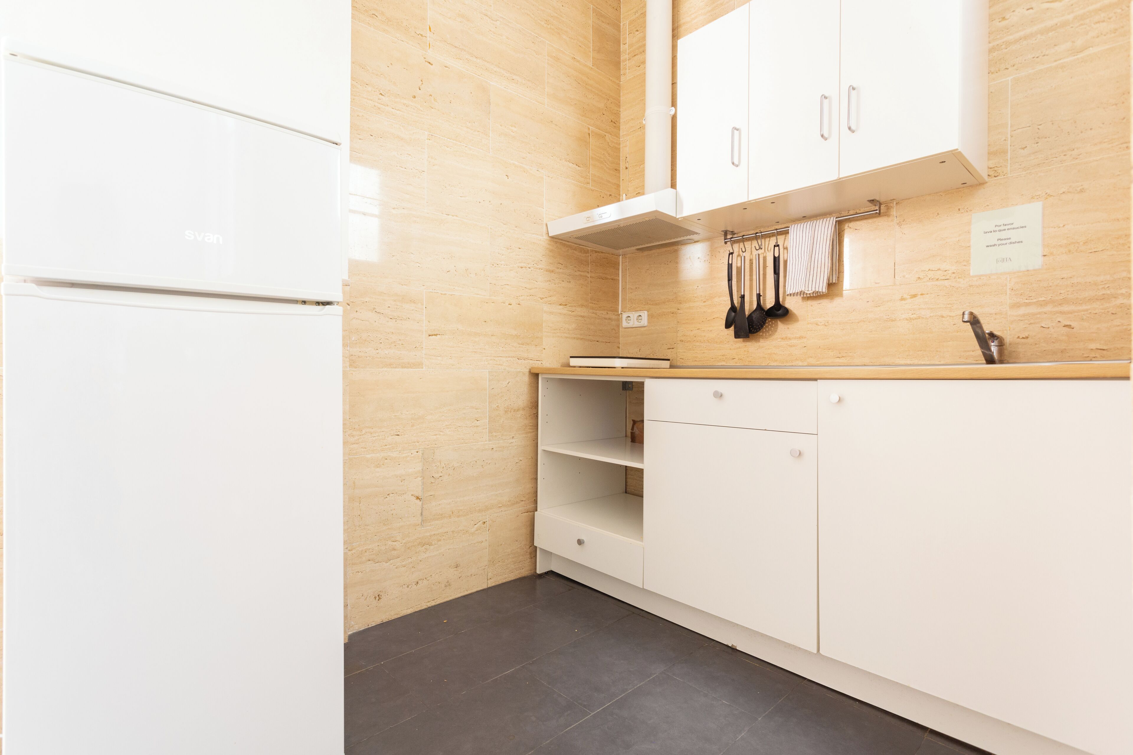 Refrigerador con congelador, microondas, horno y tostadora 