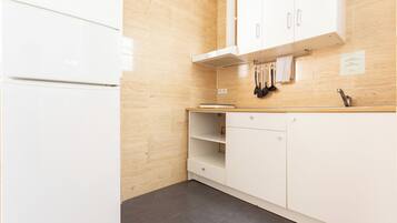 Grand réfrigérateur, micro-ondes, four, grille-pain