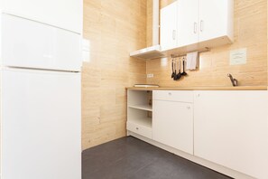 Full-sized fridge, microwave, oven, toaster