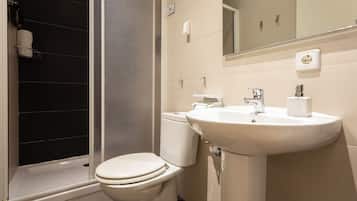 Habitación doble junior, baño en la habitación (#3) | Baño | Regadera, amenidades de baño gratuitas, secadora de cabello, toallas