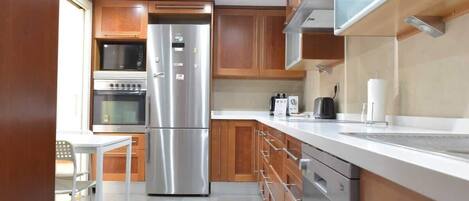 Een koelkast, een magnetron, een oven, een kookplaat