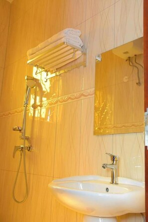 Shower, rainfall showerhead, free toiletries, towels - Day 2 Day Prime Hotel (Kampala)