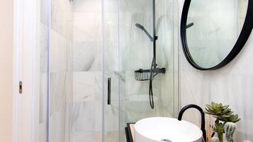 Dutxa, assecador de cabells, tovalloles i sabó