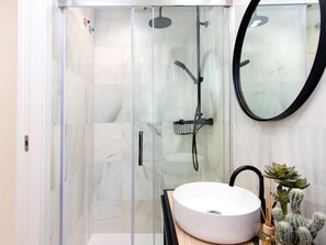 Een douche, een haardroger, handdoeken