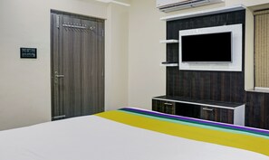 Habitación estándar | Escritorio y tabla de planchar con plancha