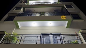 Un hôtel à plusieurs étages, doté d’une architecture moderne, de balcons et d’un logo sur la façade.