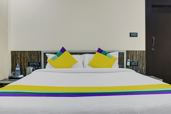 Kamar Standar | Meja kerja dan setrika/meja setrika