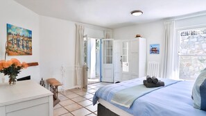4 bedrooms, in-room safe, desk, iron/ironing board - Balencay - Near cliff paths | Sparkling Pool (Hermanus)