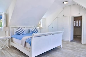 4 chambres, coffres-forts dans les chambres, bureau