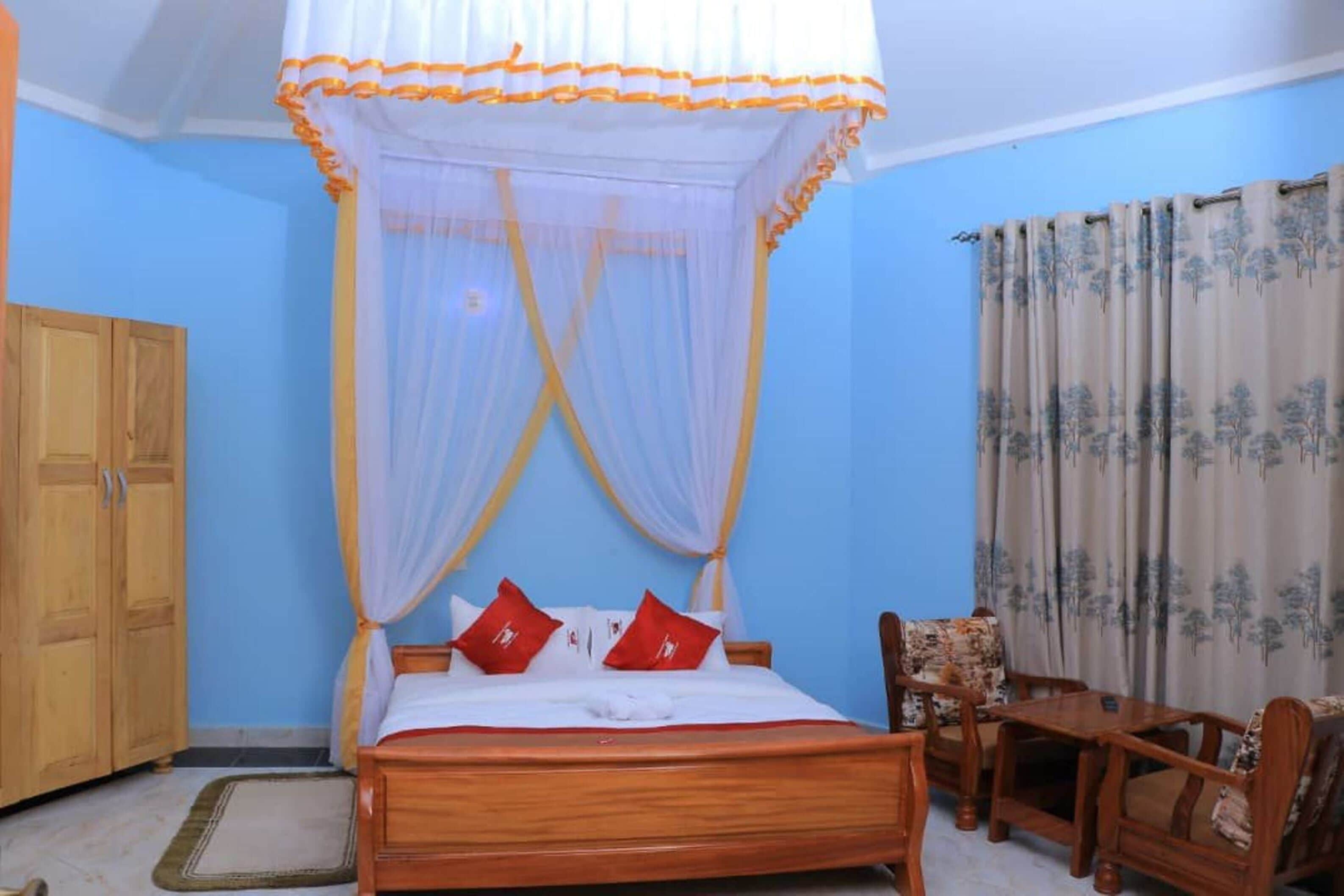 أغطية فراش متميزة وأسرّة بإسفنج يتكيف مع شكل الجسم ومكتب وواي فاي مجانًا