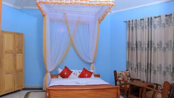 Cottage | Premium bedding, memory foam beds, desk, free WiFi