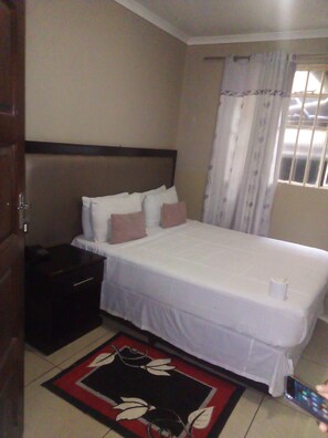 3 bedrooms, WiFi - Strategic Location,15mindrive to ORTambo airport, the park town and the City Zoo (Johannesburg)