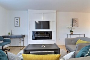 Premium maisonnette, 3 slaapkamers | Woonruimte | Een 43-inch flatscreentelevisie met kabelzenders, televisie en Netflix