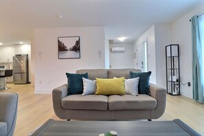 Premium maisonnette, 3 slaapkamers | Woonruimte | Een 43-inch flatscreentelevisie met kabelzenders, televisie en Netflix