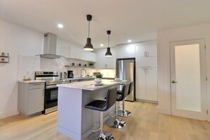 Premium maisonnette, 3 slaapkamers | Privékeuken | Een koelkast, een microgolfoven, een oven, een kookplaat