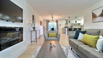 Toetasjesleilighet – premium, 3 soverom | Oppholdsområde | En 43-tommers Flatskjerm-TV med kabel-kanaler samt TV og Netflix