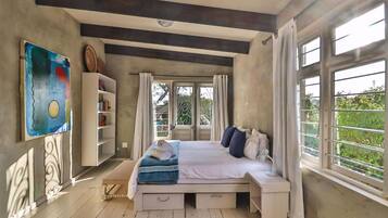 4 bedrooms, desk, iron/ironing board, free WiFi
