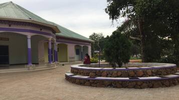 Vista frontal de la propiedad